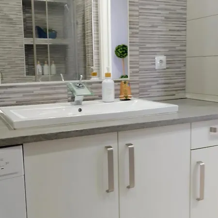 דירה With Views, Gardens And Pool *